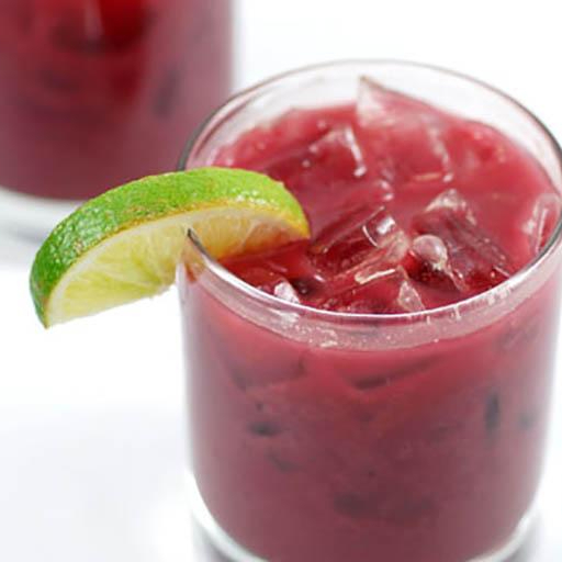 Agua polpa de coco + MORANGO + leite condensado + gelo