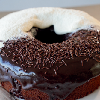 A Madre entende o porquê de ser o bolo preferido de muita gente, caprichando na execução de um bolo tradicionalmente saboroso. Excelente para o café da tarde. Confira esta versão com calda de chocolate e calda de leite Ninho, juntando o melhor de todos os sabores.
Serve 16 fatias.