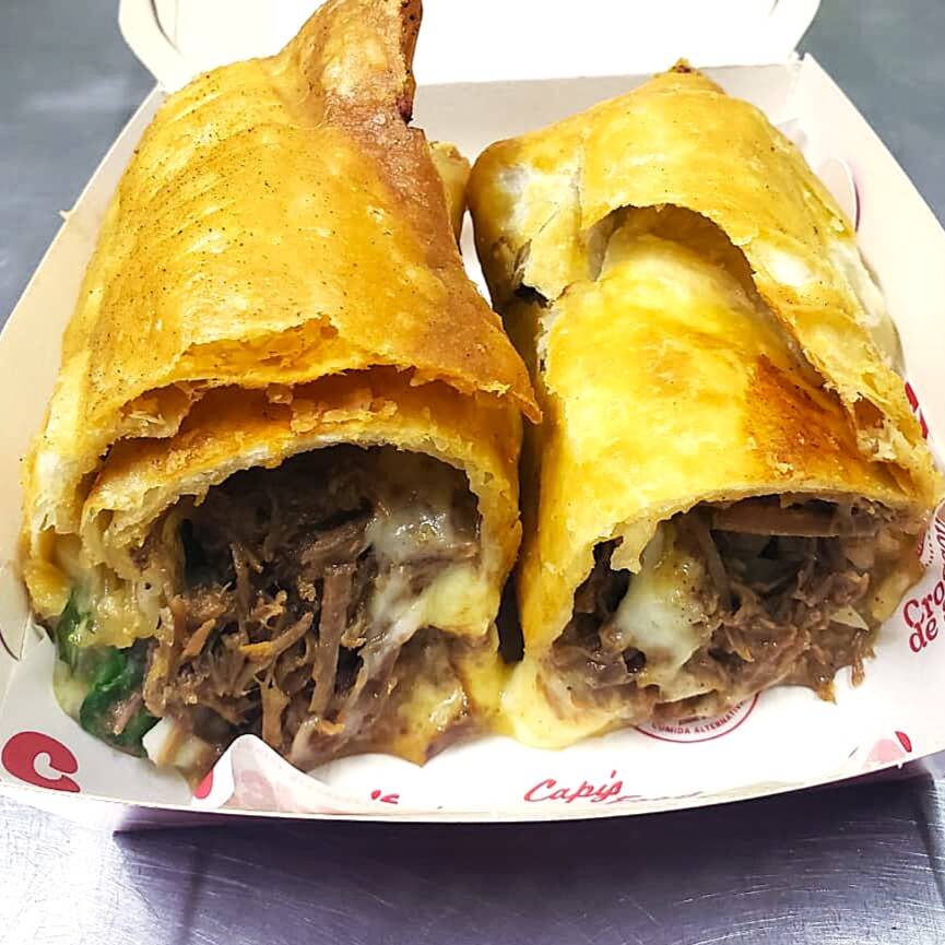 Tortilha crocante recheada com a autêntica birria bovina desfiada, muito queijo mussarela derretido, cebola fresca e coentro. O clássico do Capy's Food com a combinação perfeita de crocância e sabor!
Acompanha consomé de birria para mergulhar!
