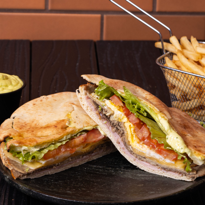 O tradicional Beirute de Rosbife, ao estilo fast-food árabe do Bedu. Nada melhor do que um clássico: Rosbife fatiado e bem temperado, coberto com Queijo que vem repuxando a cada mordida e a famosa Maionese Bedu. No recheio ainda temos alface, tomate e ovo, tudo isso fechado com o tradicional Pão Sírio da casa.