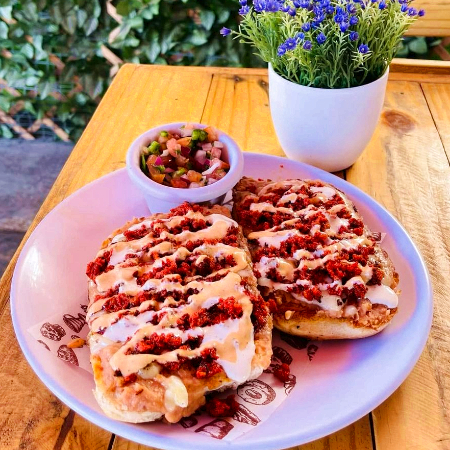 Molletes con Chorizo
