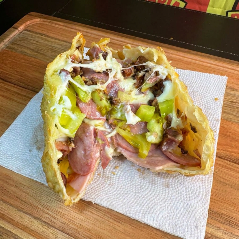 sabor caseiro irresistível, massa crocante. Uma delícia! Escolha sua combinação perfeita abaixo. *TODOS OS PATEIS ACOMPANHAM MOLHO E SALADA GRATIS*