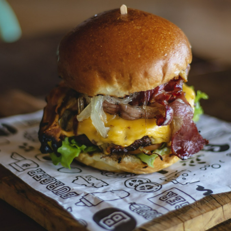 Pão brioche, hambúrguer (150g), queijo prato, bacon, cebola caramelizada c/ Jack Daniel's, alface americana e tomate. Acompanha fritas