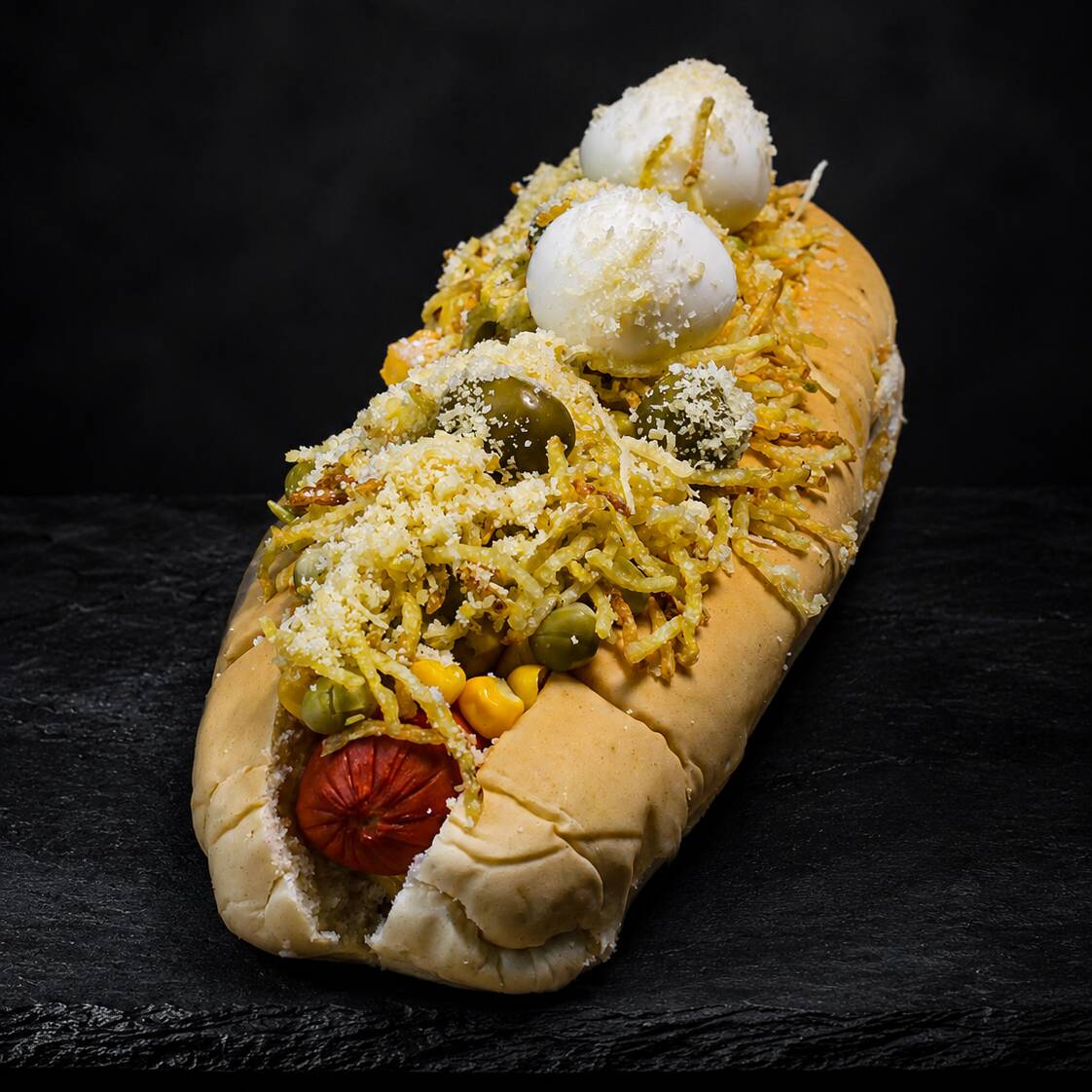 Pão, salsicha, milho, ervilha, batata
palha, ovo de codorna, maionese,
ketchup, uva passas e queijo ralado.