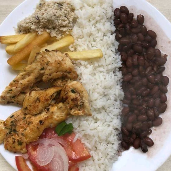 Delicie-se com nosso prato completo, acompanhado de arroz soltinho, feijão temperado na medida, farofa crocante, batata frita dourada e uma fresca salada de alface, tomate e cebola.