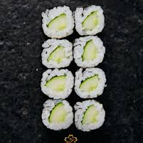 porção com 10 unidades de hossomaki com recheio de pepino