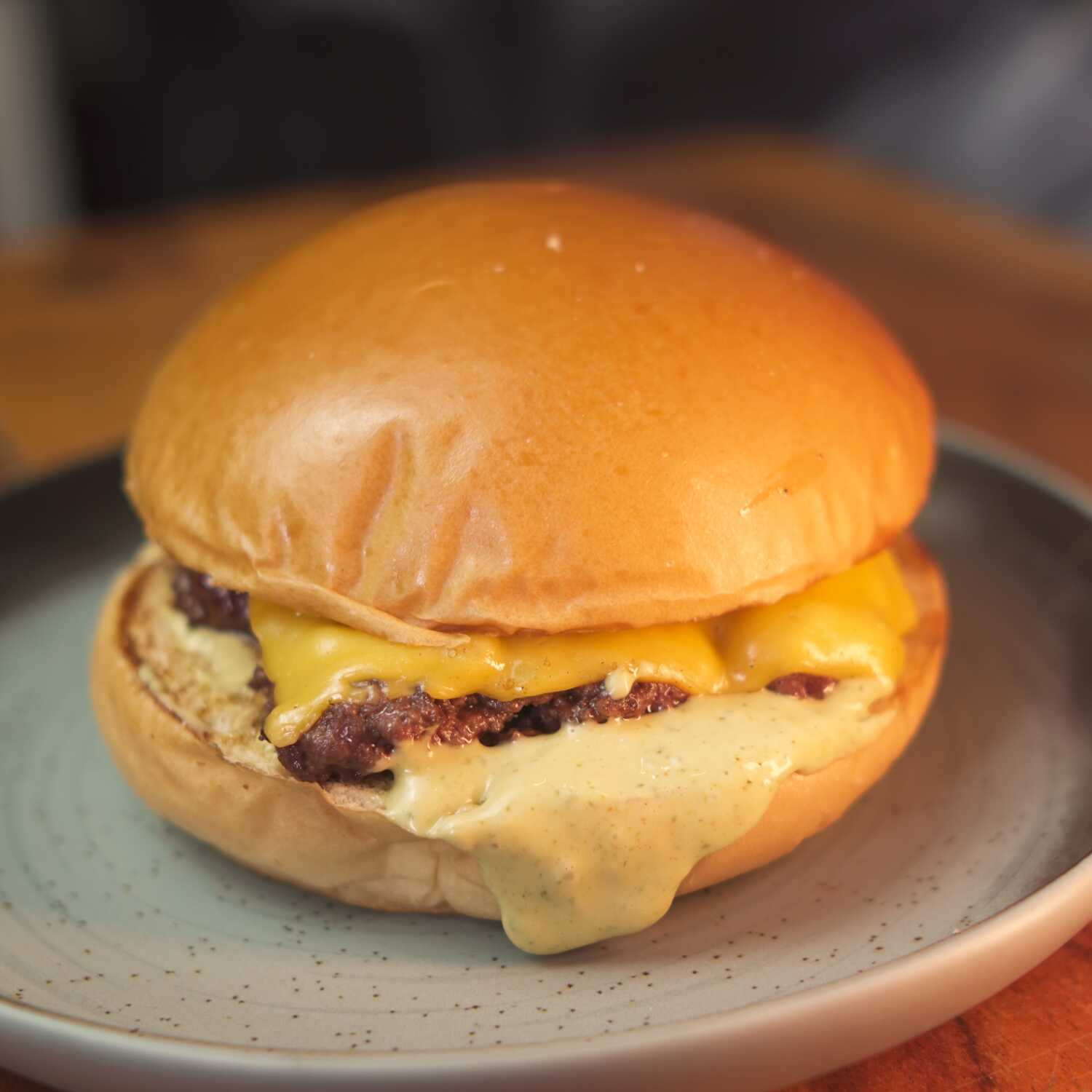 Pão macio, smash 120g, queijo cheddar e molho da casa.