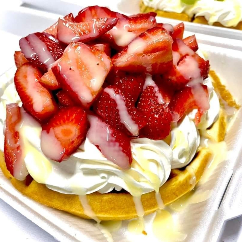 Combo Waffle Supremo Fresas con Crema y Café Frío