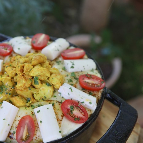Arroz, frango, linguiça calabresa,linguiça suína, bacon, azeitona verde, mussarela, cebolinha e pimenta de cheiro