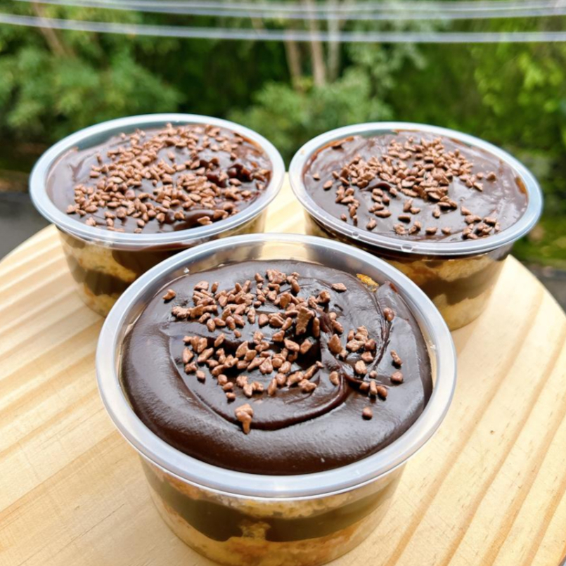 A combinação perfeita de camadas! Massa molhadinha, intercalada com recheios artesanais super cremosos e finalizada com um toque especial. Feito com ingredientes selecionados para garantir aquele sabor de doce de vitrine na palma da sua mão.