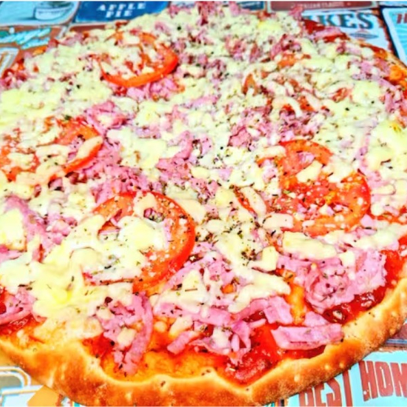 Molho de tomate, mussarela, presunto, tomate, orégano