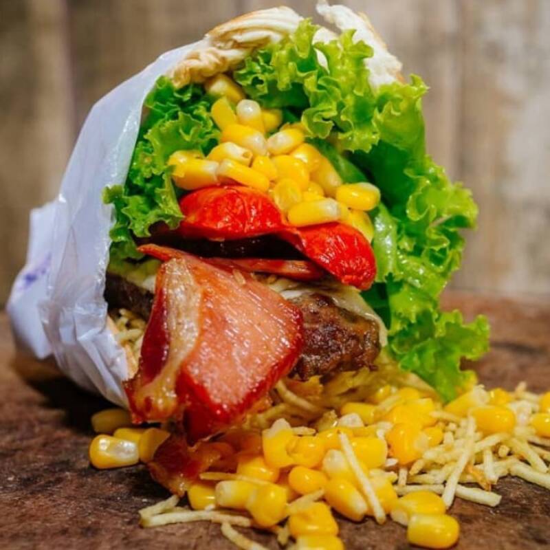 Carne Ao Ponto, Ovo Bem Servido, Bacon, Presunto, Mussarela Derretida, Salsicha, Milho, Batata Palha, Alface e Tomate No Pão Macio Que Sacia Qualquer Fome!