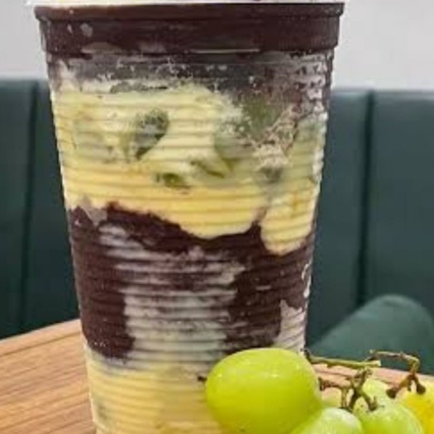 Açai natural, creme de leitino, leite em pó, leite condensado e uvas verde