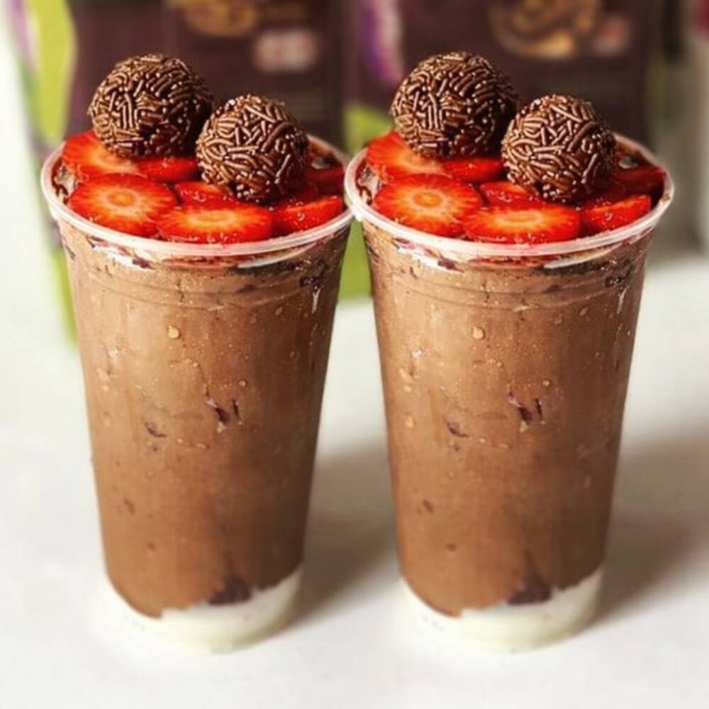 Açaí, leite condensado, creme de avelã, leite em pó, morango, brigadeiro.