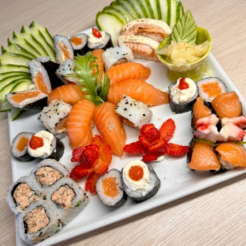 6 NIGUIRI SALMÃO, 2 NIGUIRI SALMÃO MAÇARICADO, 4 MAKI HIGAWARE, 4 MAKI PHILADELPHIA,, 4 MAKI SALMÃO COM PIMENTA BIQUINHO, 4 URAMAKI PHILADELPHIA, 4 URAMAKI SALMÃO GRELHADO.