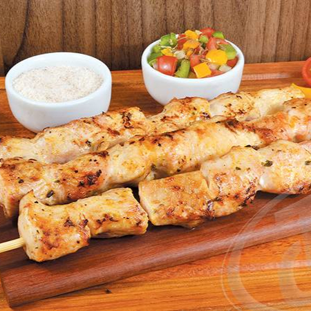 deliciosa marmita de churrasco com aquele arroz branquinho e temperado e bem gostoso com aquele feijao fresco e delicioso com 2 espeto de frango fresco com aquela farofa da casa !