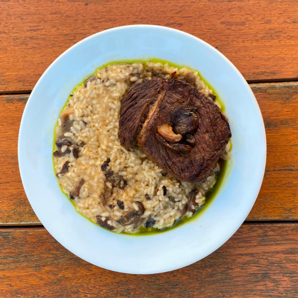 Risoto de cogumelos com ancho grelhado na manteiga