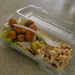 Ensalada con boneless y sopa de coditos