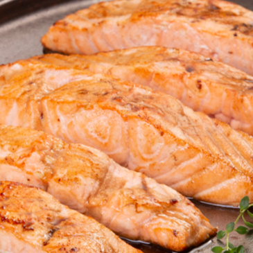 Salmão grelhado com acompanhamento a escolher.