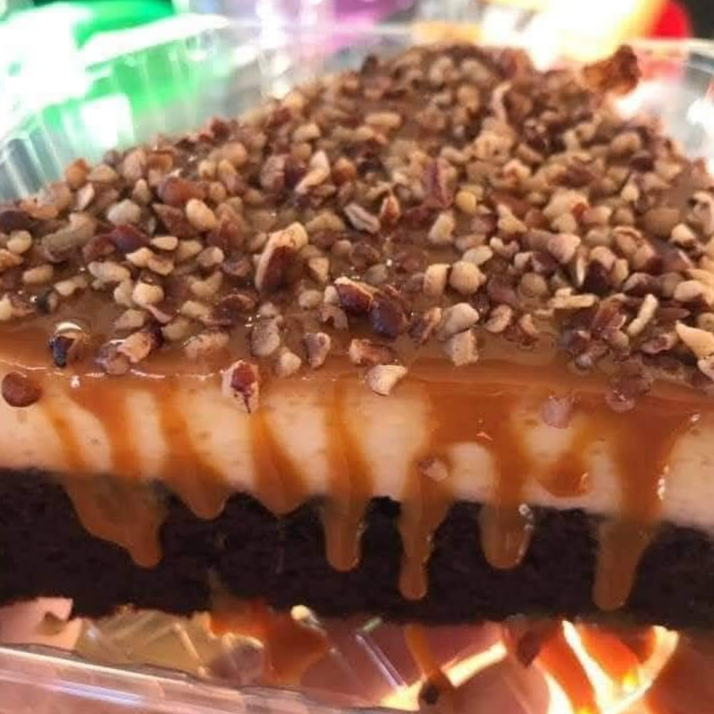 Rebanada de Chocoflan con Cajeta y Nuez