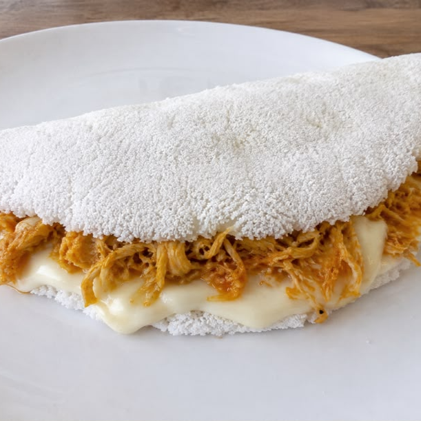Massa caseira feita na hora, padrão Maitê Tapiocas, recheada com frango desfiado e requeijão.
