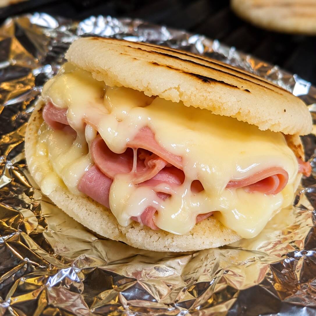 Arepa con Queso Mozzarella y Jamón