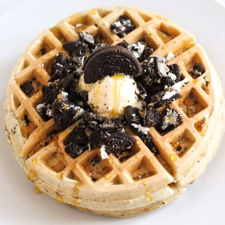 Waffle chantilly galleta oreo chispas de chocolate