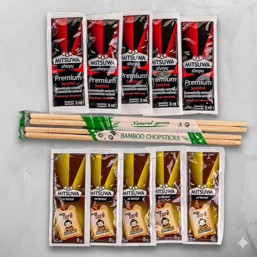 5 sachê de shoyu, 5 sachê de tarê, 2 pares de hashi e 2 bandeja para molhos