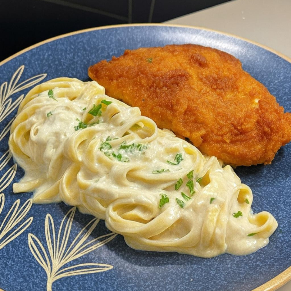 Frango empanado, Fettucine ao dente encorpado ao molho branco.
