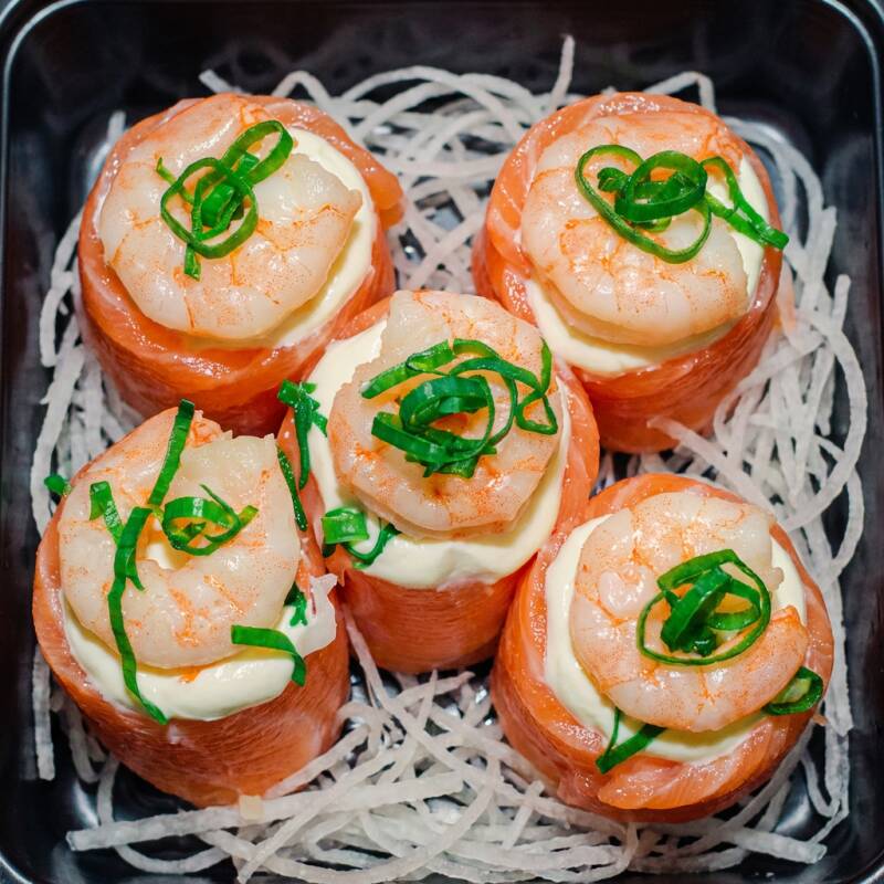 Salmão envolvido no arroz com cream cheese e um camarão