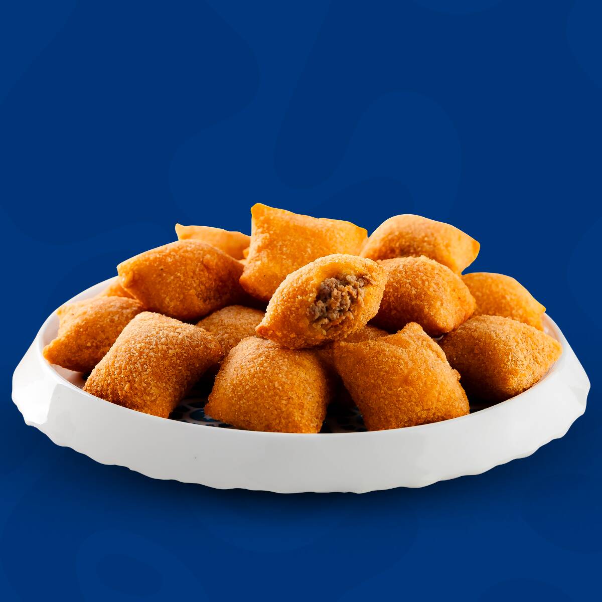 Nosso Risole de Carne tem massa caseira e recheio bem temperado, feito como nas receitas de vó. Crocante por fora, suculento por dentro: sabor que acolhe.