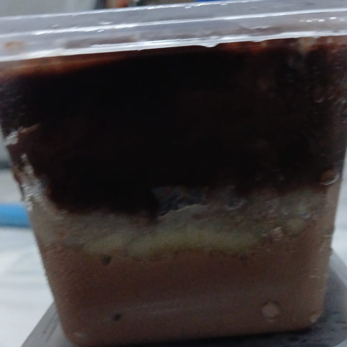 recheio de brigadeiro, mousse de chocolate, mas geleia de morango e uma fatia de bolo com recheio de coco, no pote 250 ml.