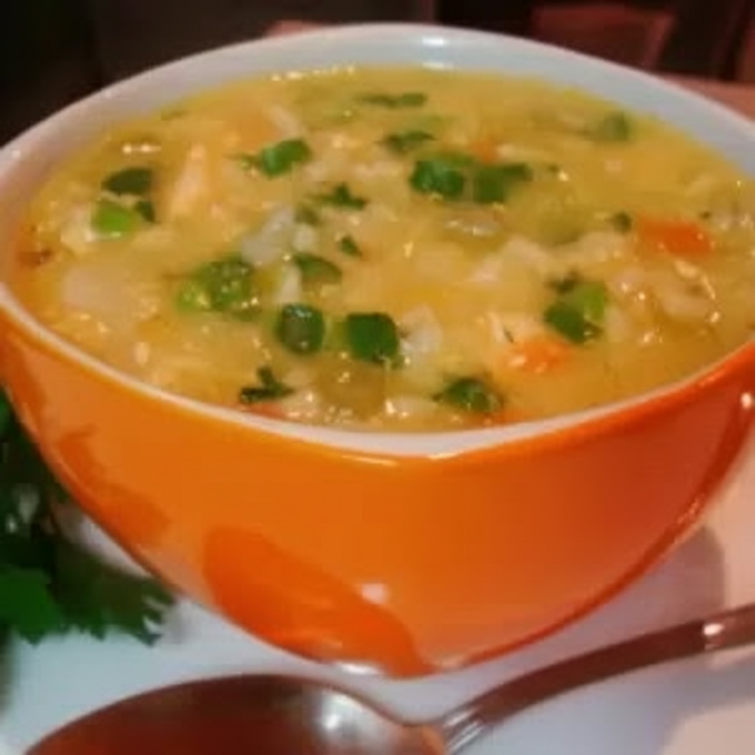 Apresentamos a nossa Canja de Galinha, uma deliciosa sopa clássica da categoria 'Sopas E Caldos - Sabores Irresistíveis'. Nessa generosa porção de 500ml, combinamos suculentos pedaços de frango, batatas macias e cenouras doces, todos cozidos lentamente até atingir a perfeição. A adição de arroz confere uma textura extra, tornando este prato ainda mais gratificante. Uma refeição caseira e reconfortante, perfeita para aquecer seu coração e alma.