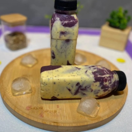 e Batida de açaí com leite em pó e mousse de maracujá