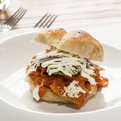 Lonche de Chilaquiles Rojos