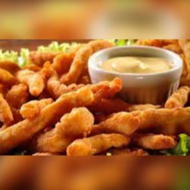 Deliciosos pedaços de frango empanados acompanhados de molho a sua escolha, podendo ser barbecue, molho de alho ou tártaro. Coloque por favor na observação seu molho escolhido, caso não venha na observação enviaremos molho barbecue.