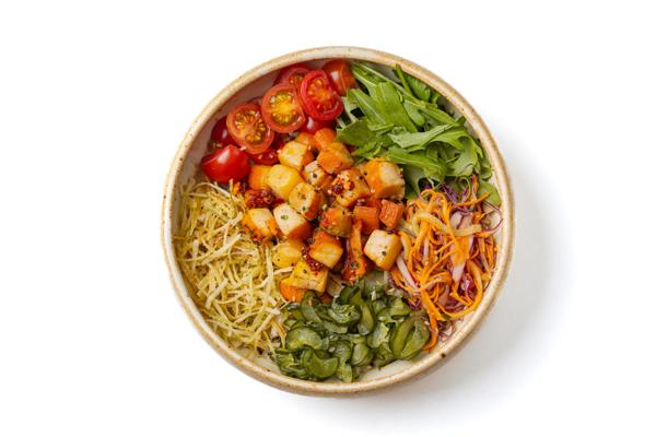 120g de Haddock e Chilli Garlic, base (recomendamos arroz integral e mix de quinoa e molho shoyu), tomate cereja, rúcula, sunomono, mix saladinha no misso e crispy de alho poró.