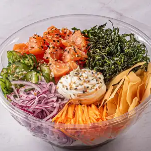 Aproximadamente 450g. 120g de Proteína a sua escolha; Base Arroz japonês; Cream Cheese, Nosso delicioso Sunomono, Couve Crispy, Casquinha de Harumaki, Cenoura ralada e cebola roxa; Finalizado com cebolinha e Gergelim.