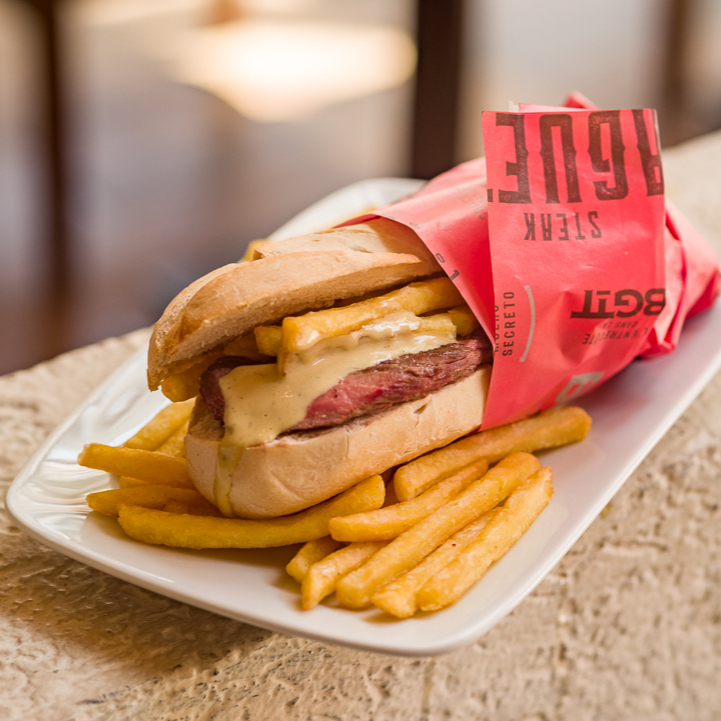 Nossa baguete francesa, quentinha e macia, recheada com carne nobre bovina grelhada suculenta (110g in natura), cebola roxa, alface americana e nosso exclusivo molho secreto (60g). Obs.: Os produtos são pesados in natura e podem apresentar variação de peso e tamanho após o preparo. Não acompanha Batata