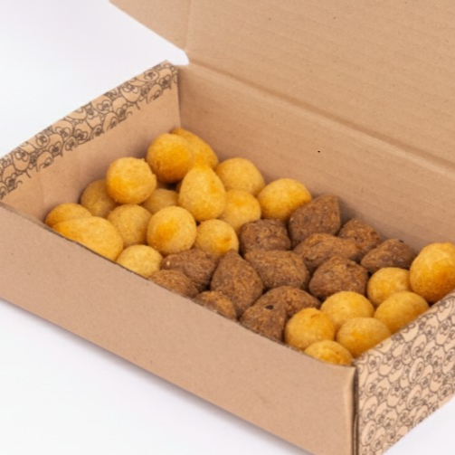Combo com 50 mini salgados, sendo 25 coxinhas, 15 bolinhas de cheddar com bacon e 10 kibes. Acompanha 2 refri caçulinhas sortidos