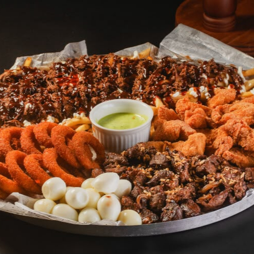 Batata premium de costela, churrasco misto, gurjão de frango, anéis de cebola e ovo de codorna, de frango e churrasco misto.