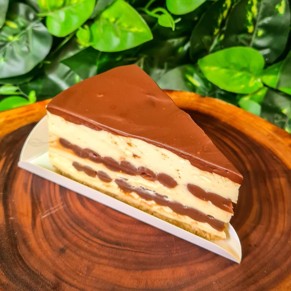 Uma torta holandesa do nosso jeitinho. Base crocante com delicioso creme de manteiga, intercalado com brigadeiro belga e cobertura de ganache de chocolate meio amargo