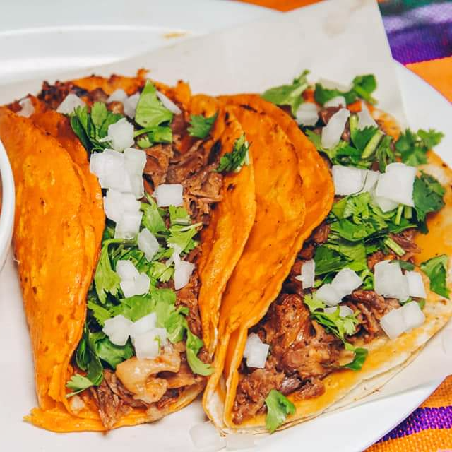 2 tacos de birria con chicharron