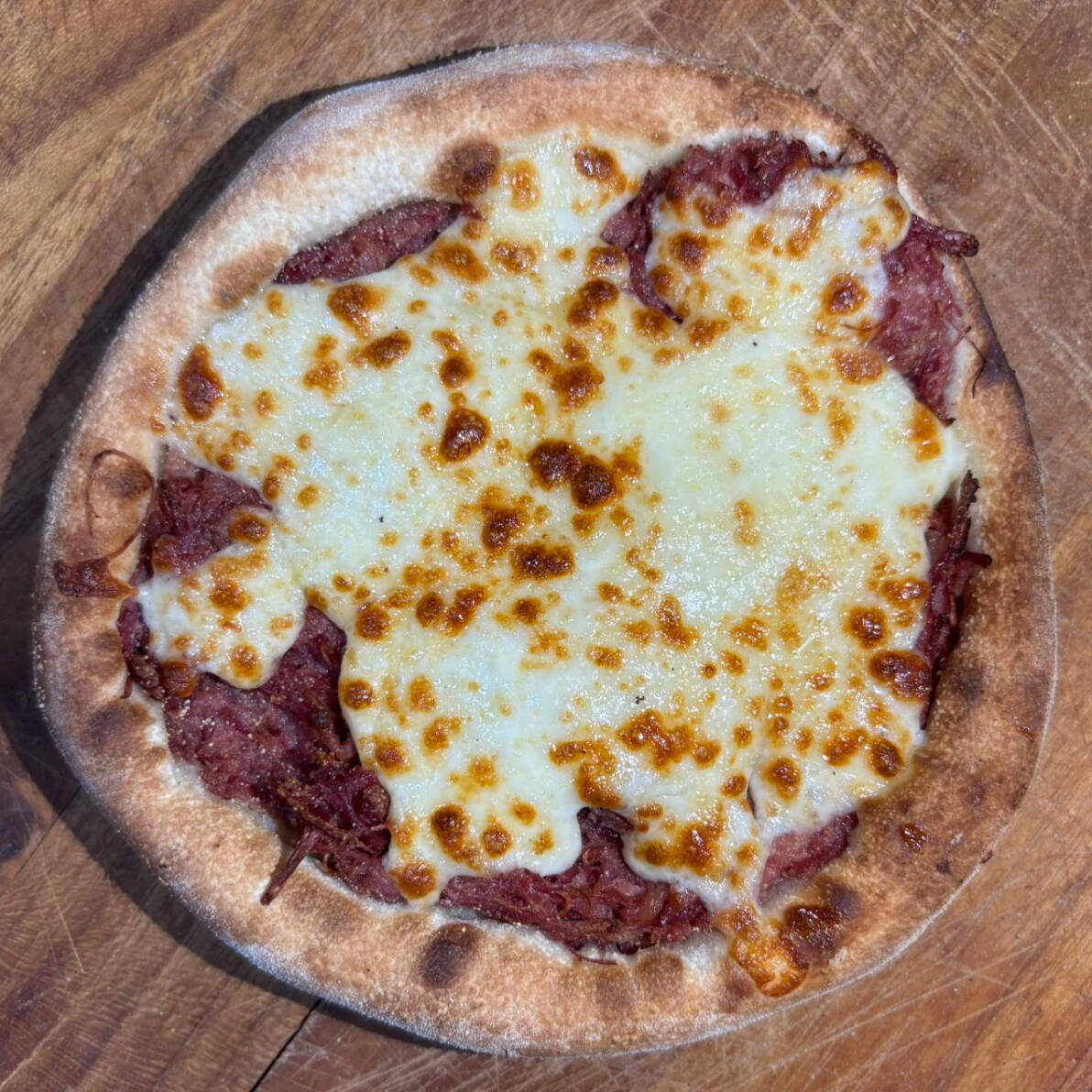 Esfiha feita Carne Seca com Mussarela, Massa Artesanal, assada na hora!