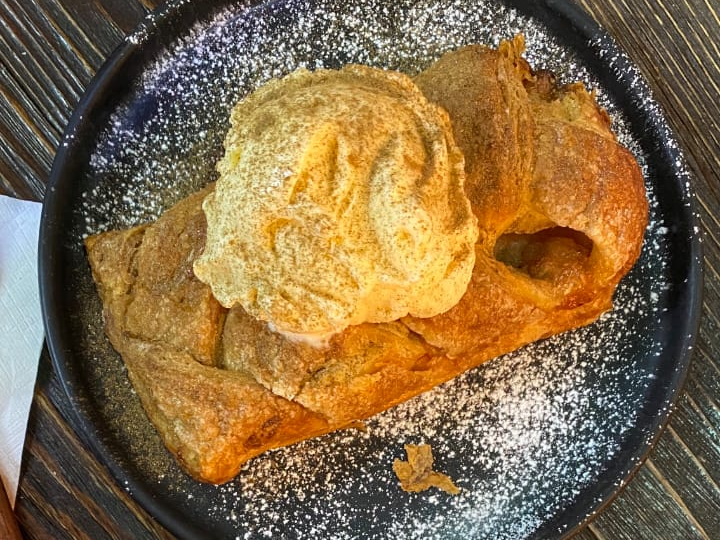 Strudel de Manzana con Helado