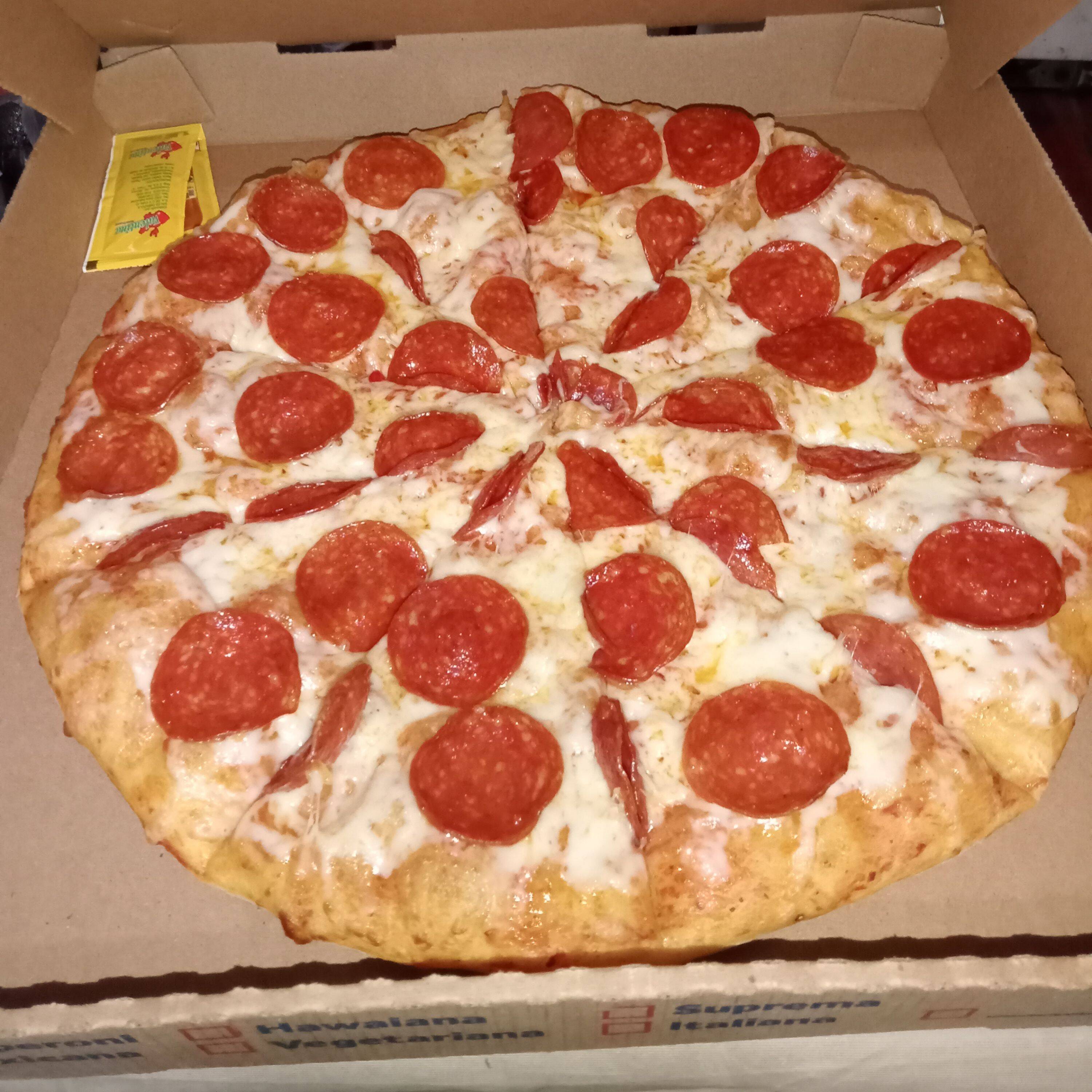 Pizza pepperoni mediana