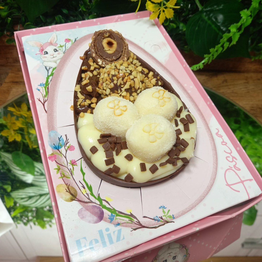 Ovo de Colher metade Ninho com Nutella e docinhos de Ninho e metade Ferrero Rocher com docinho Ferrero e Bombom Ferrero Rocher. Pesando 380 gramas.