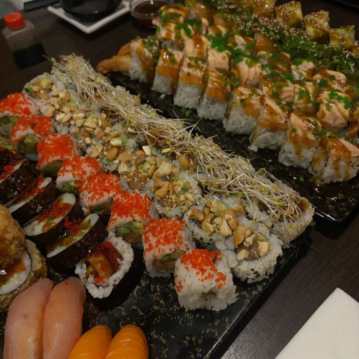 🎉💥50 Piezas Sushi + 4 TE FRIOS + 4 gyozas.