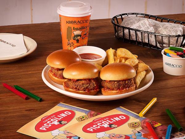 Uma versão dos nossos clássicos mini burgers feita para os pequenos. São 3 mini-hambúrgueres de polpettone recheados com mozzarella e molho pomodoro. Acompanha molho pomodoro e batata rústica.