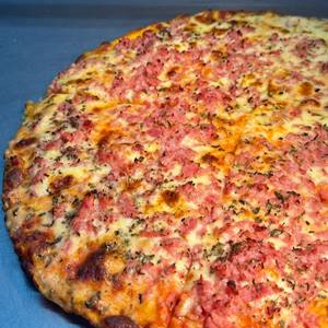 Molho de tomate artesanal, mussarela, presunto e orégano